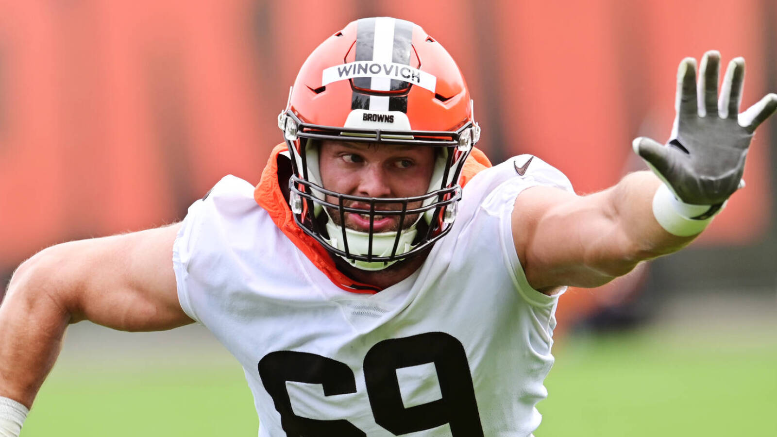 Browns designate DE Chase Winovich, RB Jerome Ford to return from IR