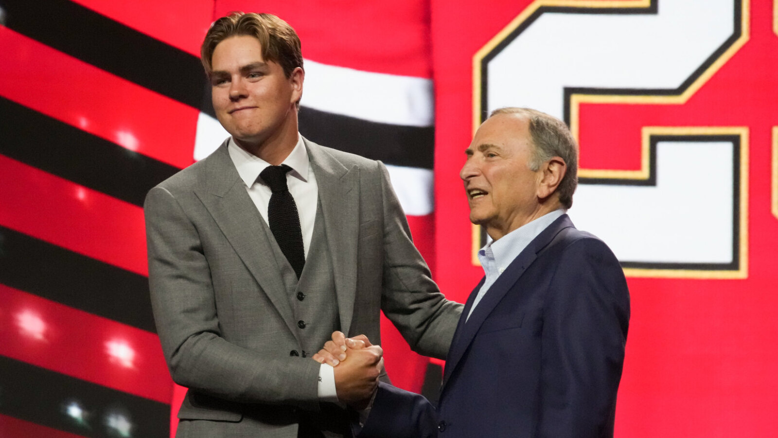 https://www.yardbarker.com/media/d/3/d3ada52bcadae4244b2ecf043e3391db30181389/thumb_16x9/blackhawks-add-another-high-end-forward-3-overall.jpg?v=1