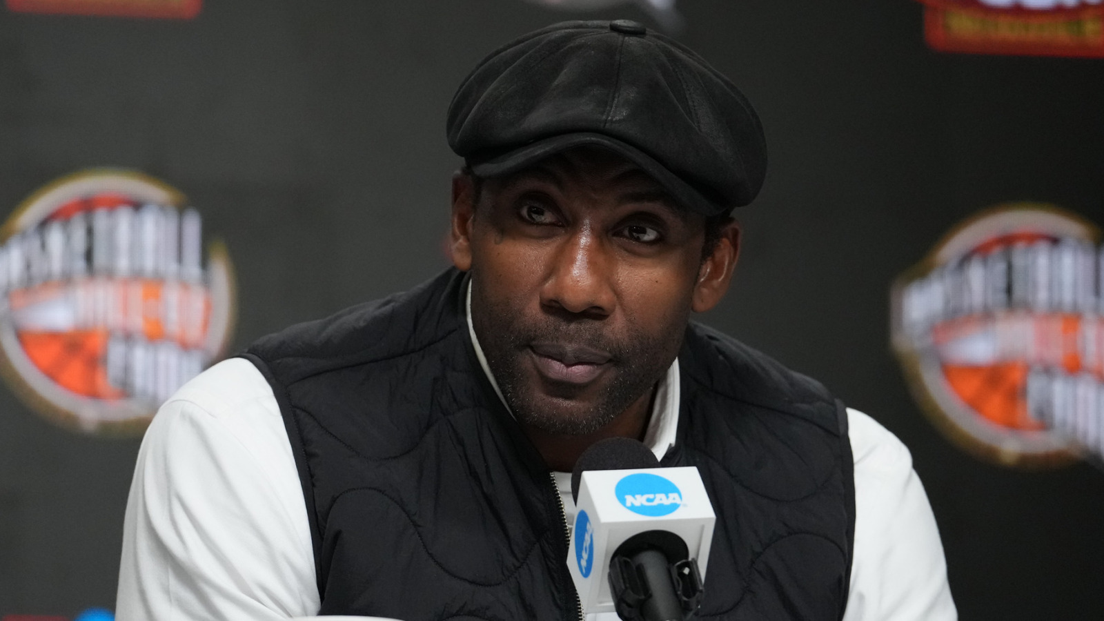 https://www.yardbarker.com/media/d/3/d3c6fae69dc676de4d9d99efa5d8ac6bcf60b282/thumb_16x9/amare-stoudemire-among-enshrinees-2026-naismith.jpg?v=1
