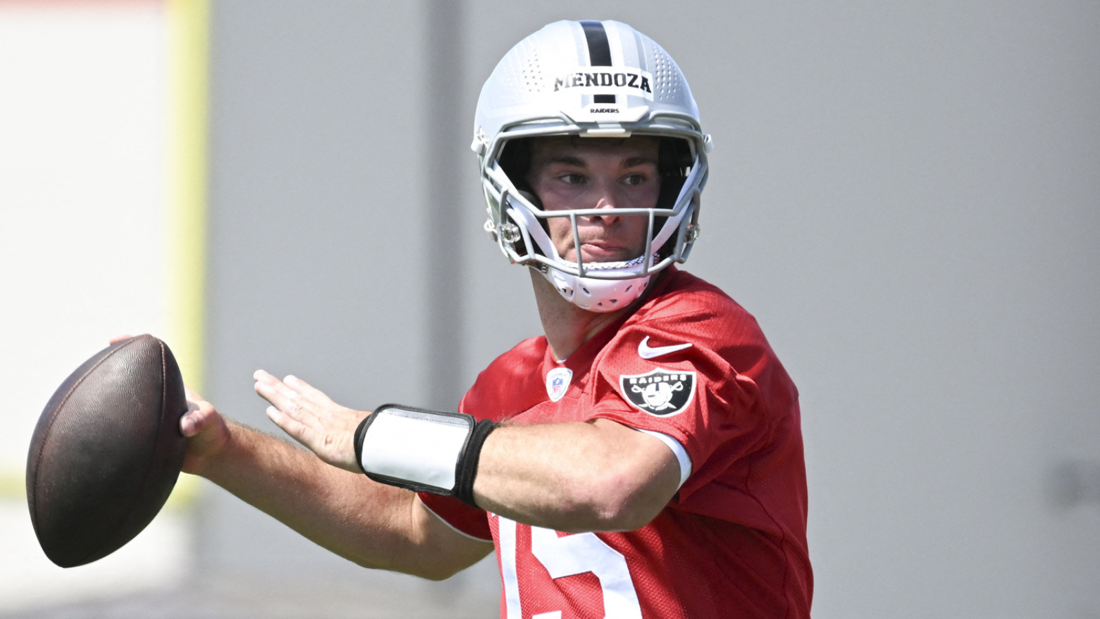 https://www.yardbarker.com/media/d/3/d3e471a68ef92a90df4c37b3968e0a2a427a5482/thumb_16x9/adam-schefter-confirms-raiders-fernando-mendoza.jpg?v=1