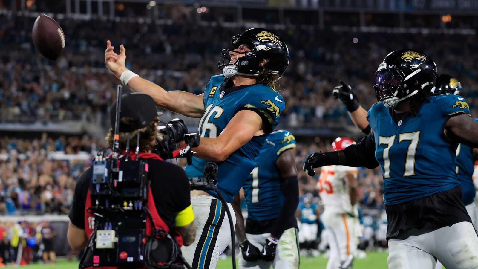 https://www.yardbarker.com/media/d/4/d4221cb984651e9fc73bd79fc292454ed7f12879/thumb_16x9/jaguars-trevor-lawrence-somehow-scores-game.jpg