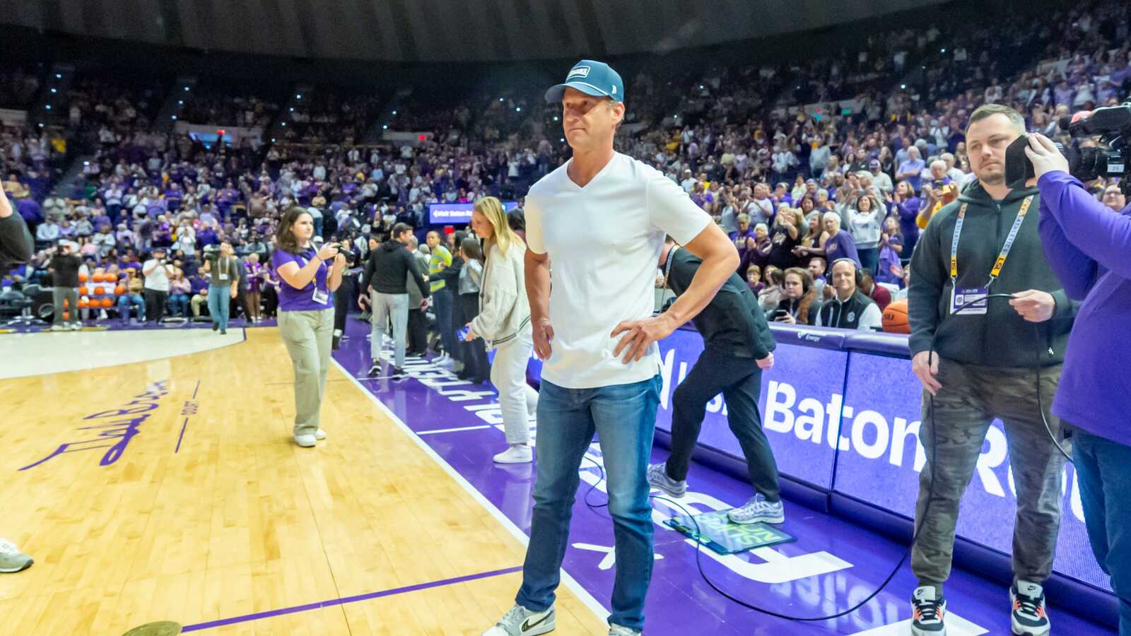 https://www.yardbarker.com/media/d/4/d44c6dbb11d3282a19869eaa6289a38c97332630/thumb_16x9/lsu-football-coach-lane-kiffin-walks-out-tigers.jpg