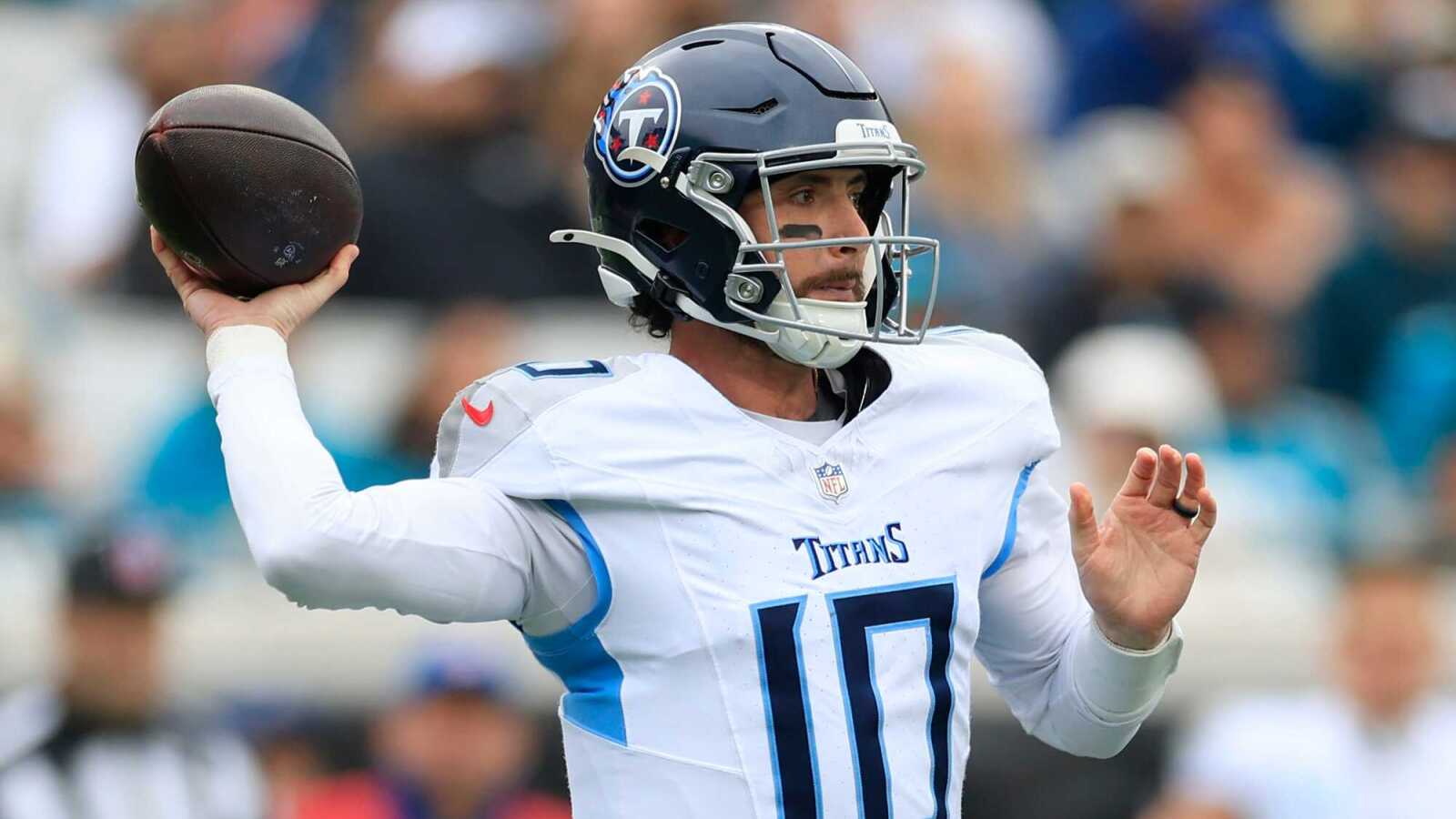 https://www.yardbarker.com/media/d/4/d456a4be5d3e7dcddd05a1c5153daa6e7f7594ce/thumb_16x9/tennessee-titans-quarterback-brandon-allen-10.jpg?v=1