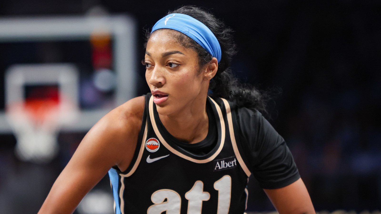https://www.yardbarker.com/media/d/4/d490a85a16c7727b573aed7cb4ebe371eb9da108/thumb_16x9/angel-reese-wins-highest-individual-honor-her.jpg?v=1