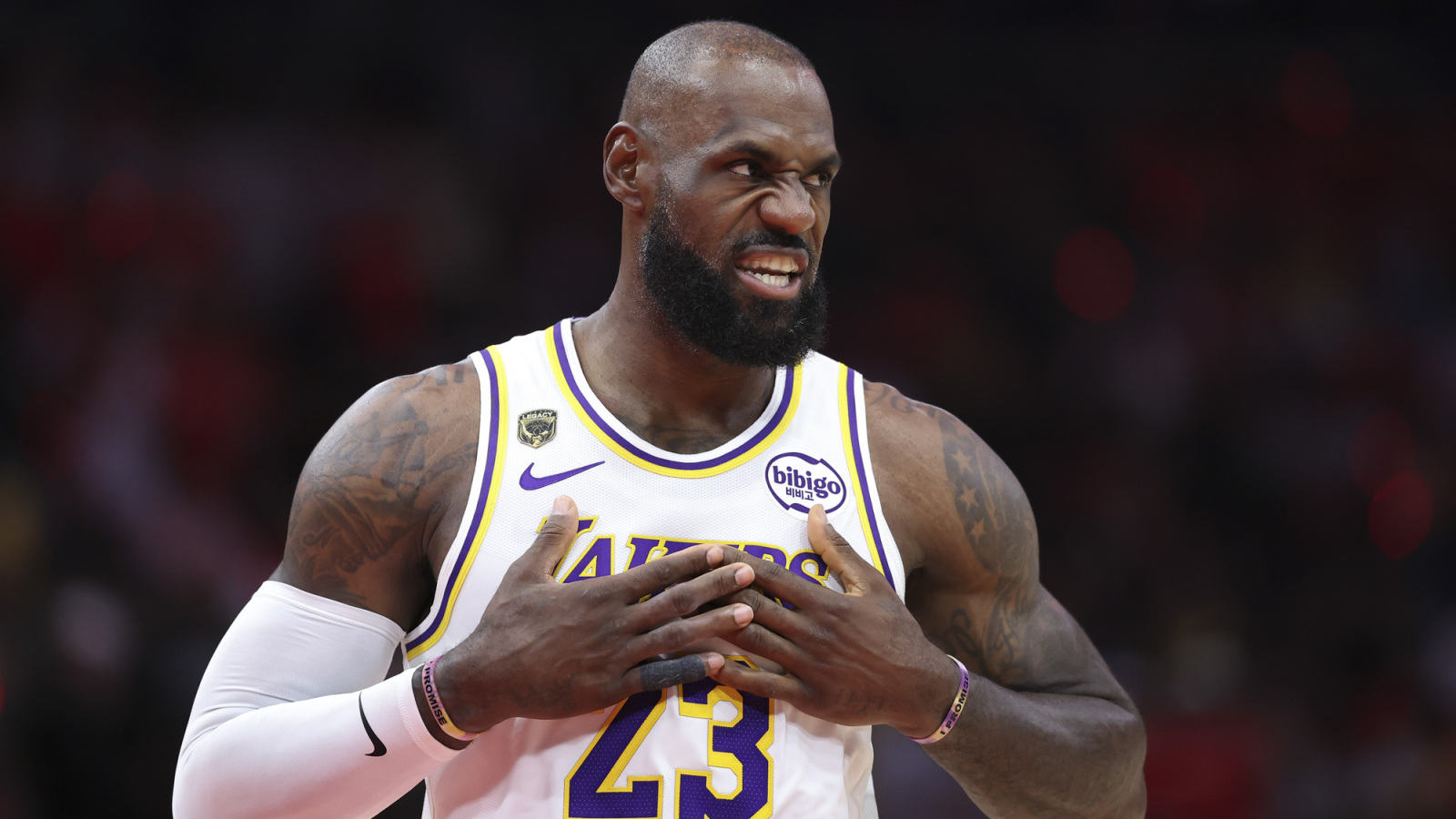 https://www.yardbarker.com/media/d/4/d4c05daacd9d6b9fc4a5b9be924d2dad0806c006/thumb_16x9/warriors-pitch-james-might-include-davis-reunion.jpg?v=1