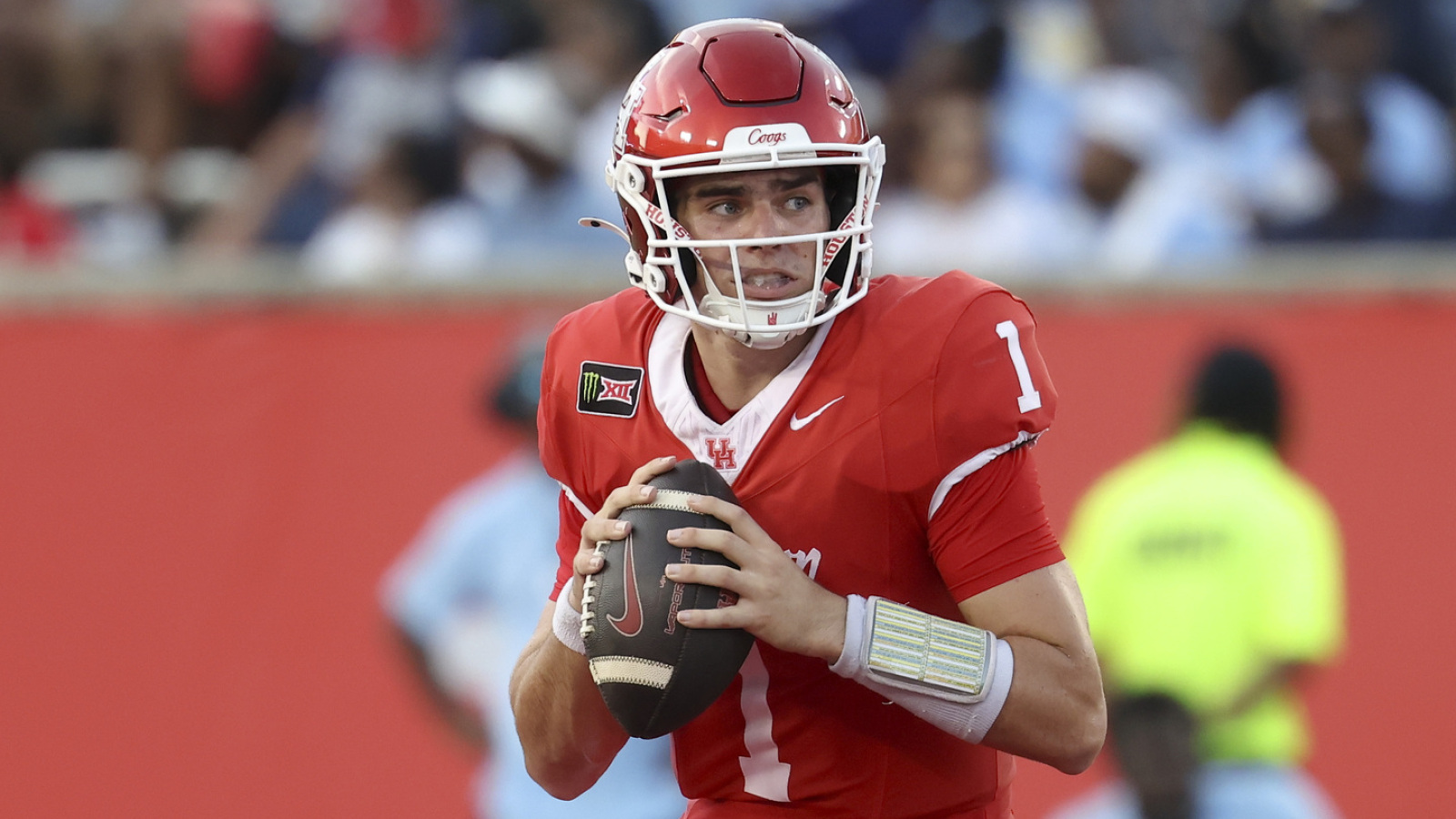 https://www.yardbarker.com/media/d/5/d5cb23a2956363068241f46db6bec0ff1d13affd/thumb_16x9/football-games-today-college-games-on-tv-friday.jpg?v=1