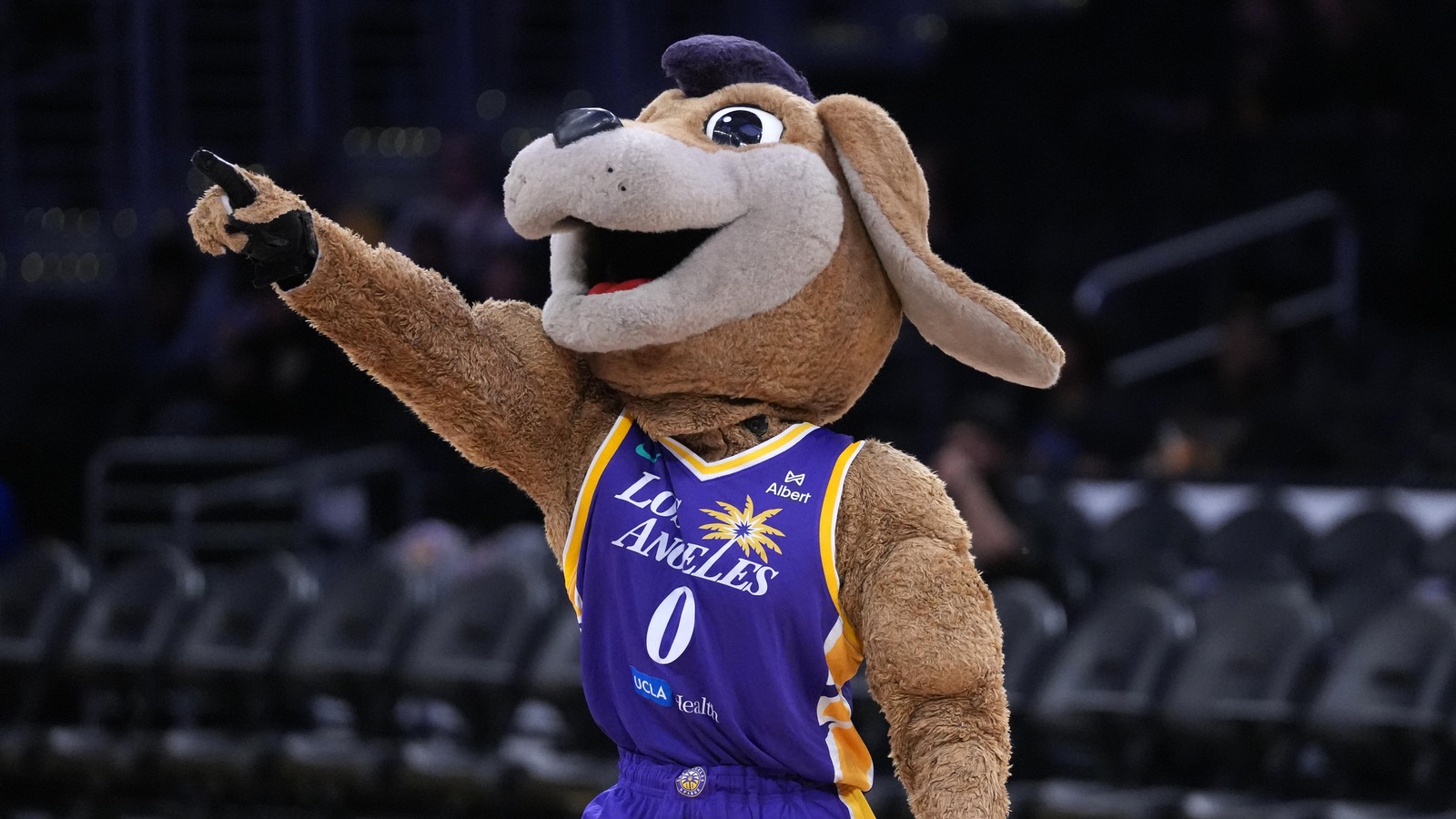 https://www.yardbarker.com/media/d/5/d5cb28d6c2ed7540193e70dd3ae2bea0df64e9ac/thumb_16x9/sparks-cheerleader-takes-out-team-mascot-wild.jpg