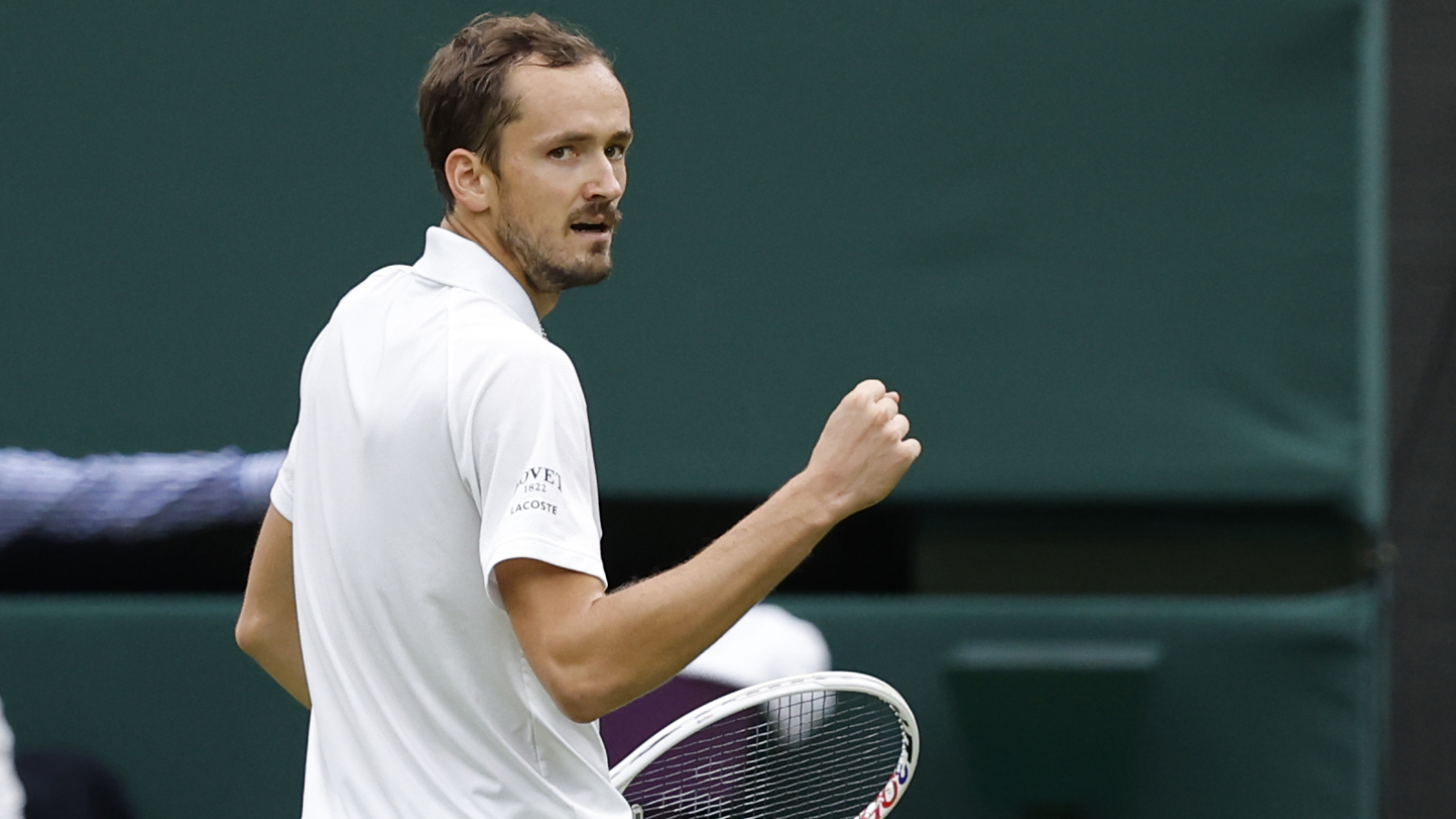 Watch Wimbledon crowd loudly boos Carlos Alcaraz as he brings up