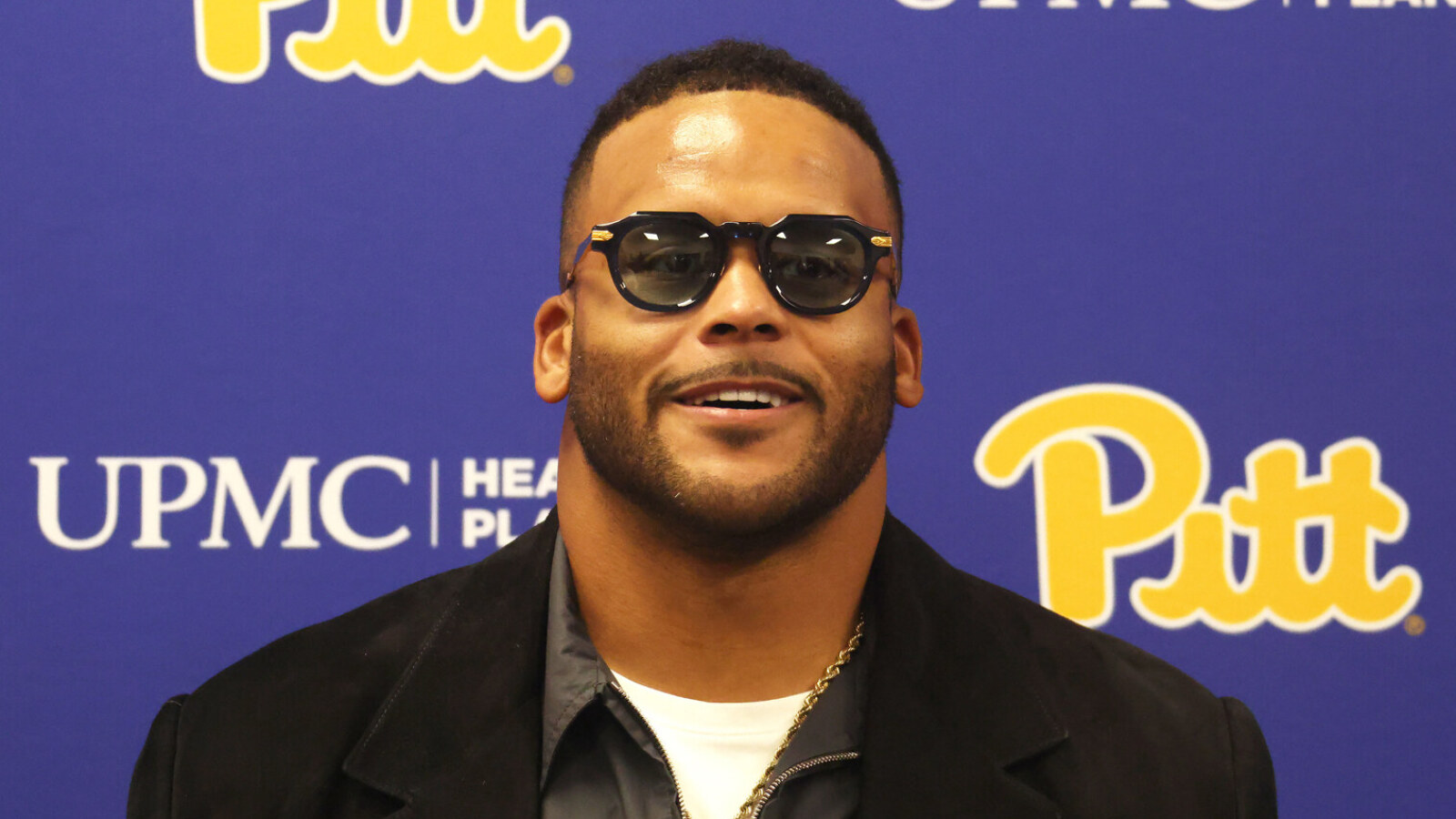 https://www.yardbarker.com/media/d/6/d66a2bf6e3135ae4ce0727805eb580aacdd0b38c/thumb_16x9/aaron-donald-sends-strong-warning-nfl-returning.jpg?v=1