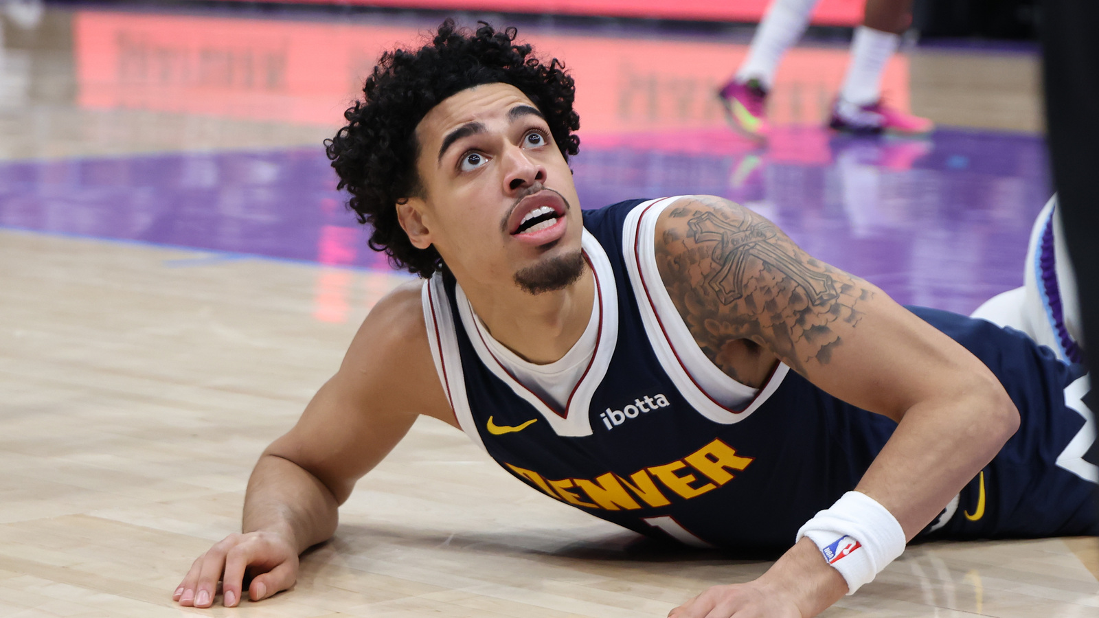Nuggets’ Strawther To Undergo MRI After Injuring Leg