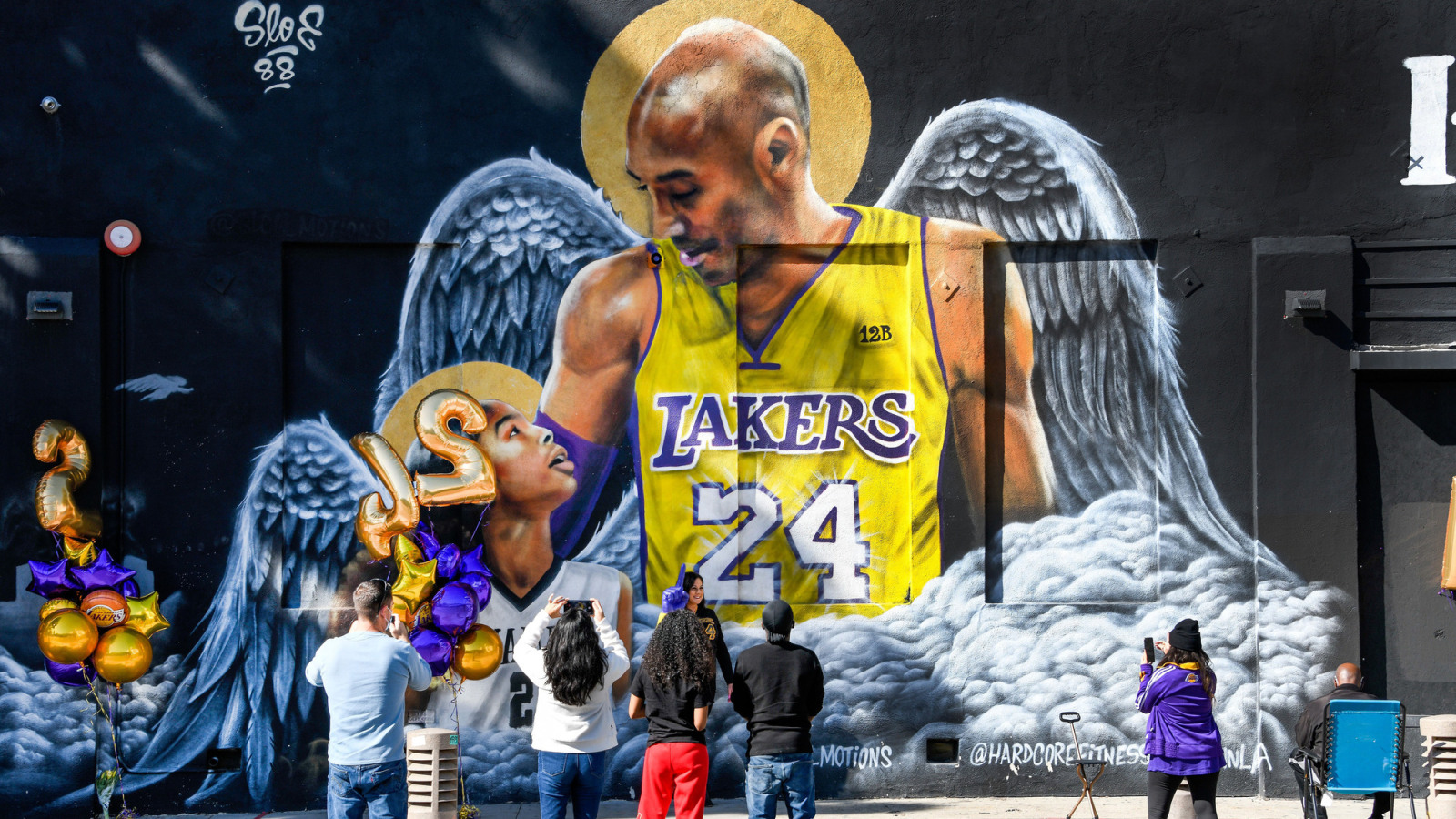 https://www.yardbarker.com/media/d/6/d6beeea882decd09ff1d251e6aee36f9adf5f829/thumb_16x9/kobe-bryant-mural-la-vandalized-again-5k.jpg?v=1