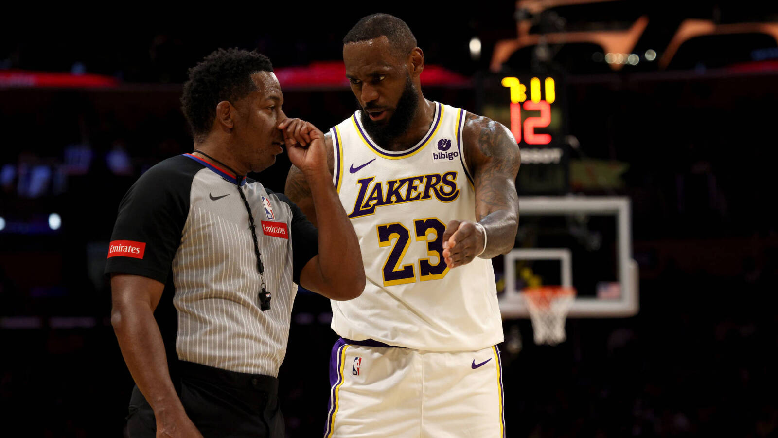 Lakers-Warriors game marred by bizarre clock malfunction | Yardbarker