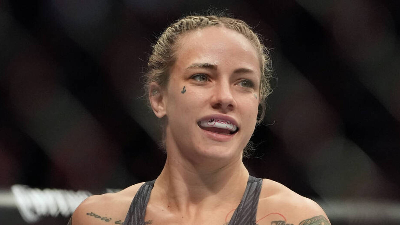 Jessica Rose Clarke tvirtina, kad Julianja Stoliarenko ir toliau laikė rankos strypą po smūgio UFC 276