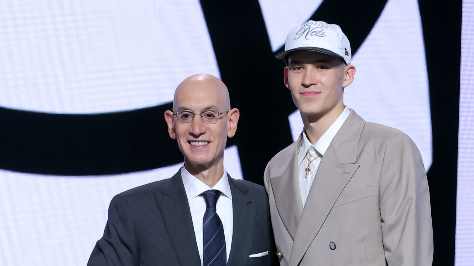 https://www.yardbarker.com/media/d/8/d805d8dd99a372ed042e63651a1226e346473857/thumb_16x9/nets-outsmart-everyone-fumble-again.jpg?v=1