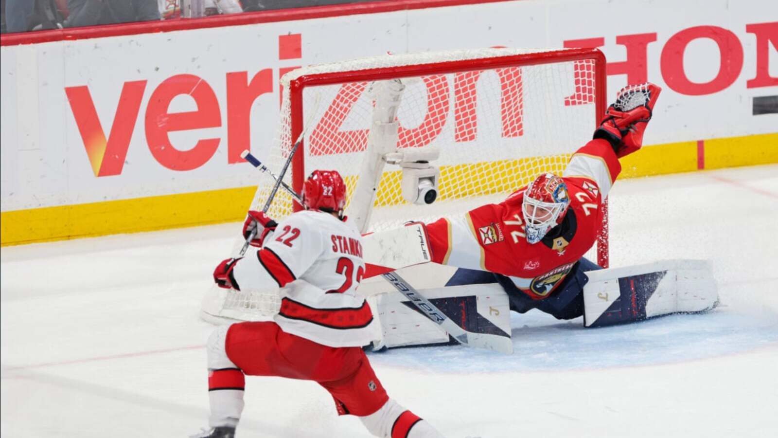 https://www.yardbarker.com/media/d/8/d8220c000d88261cba51ffcffd5e9e3b8e4234fd/thumb_16x9/Logan-Stankoven-Hurricanes-Sergei-Bobrovsky-Panthers-1200x800.jpg