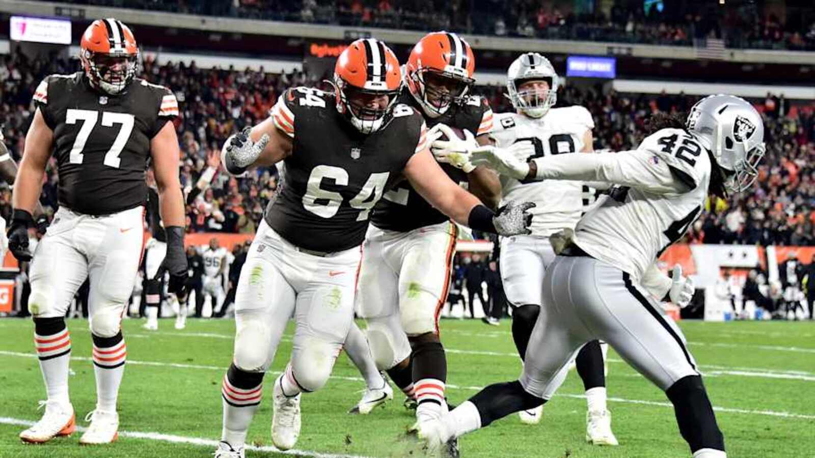 Who are the announcers and referees for Browns vs. Raiders today