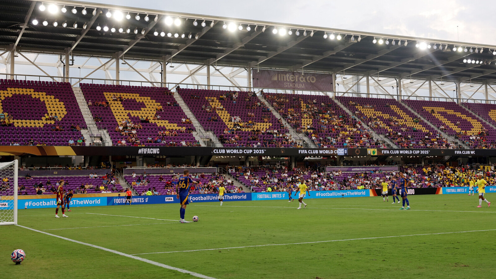 https://www.yardbarker.com/media/d/8/d8a0b27dc39f146e80a40b7ef64b2d6b88afb4fc/thumb_16x9/strange-sparsely-attended-fifa-club-world-cup.jpg?v=1