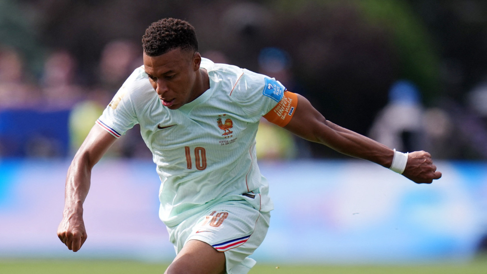 https://www.yardbarker.com/media/d/8/d8e80422eaa424349023a7c591315b201721f635/thumb_16x9/kylian-mbappe-pacing-lionel-messi-rapid-goal.jpg?v=1