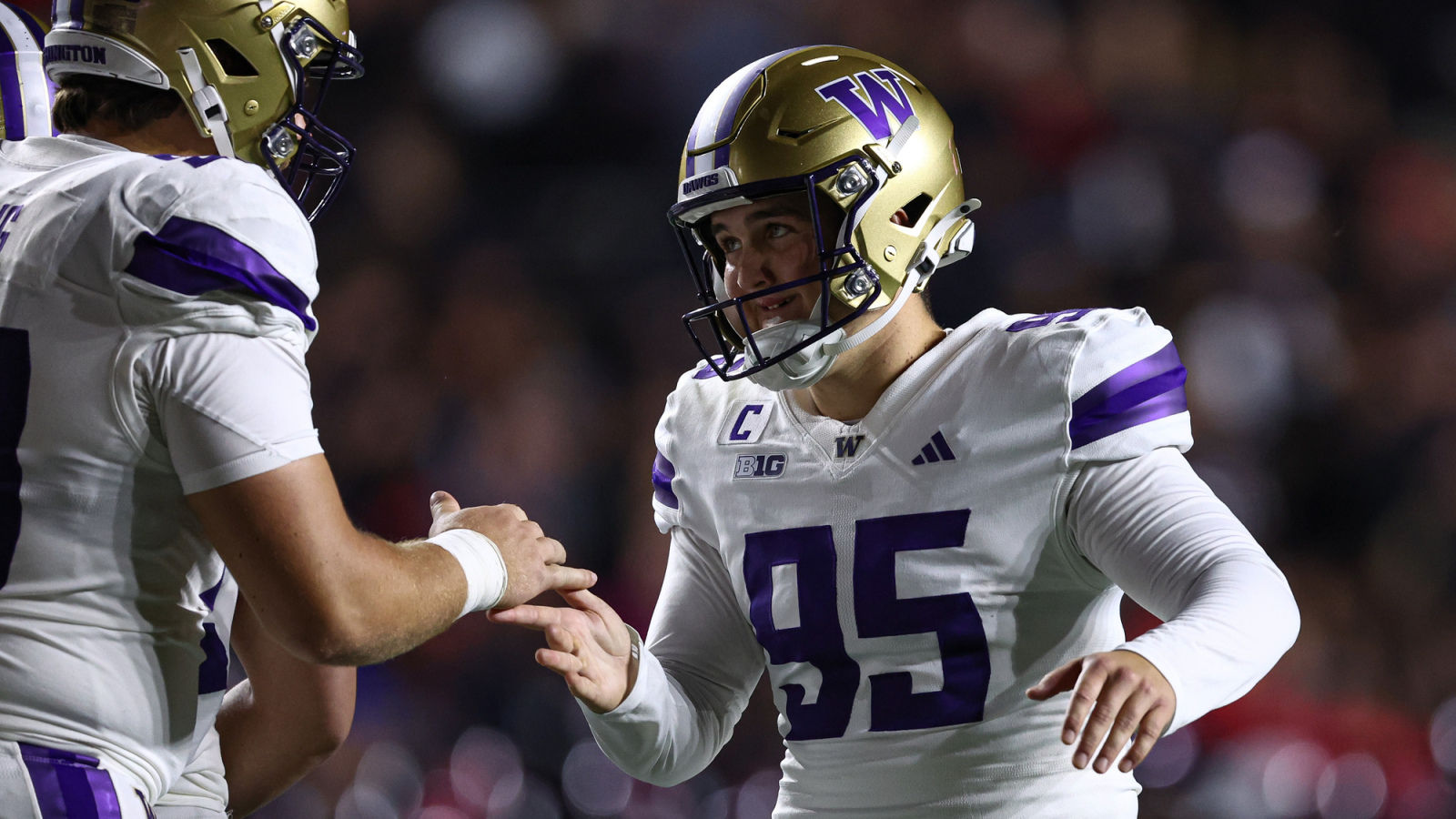 Watch Washington credited with controversial field goal against Iowa
