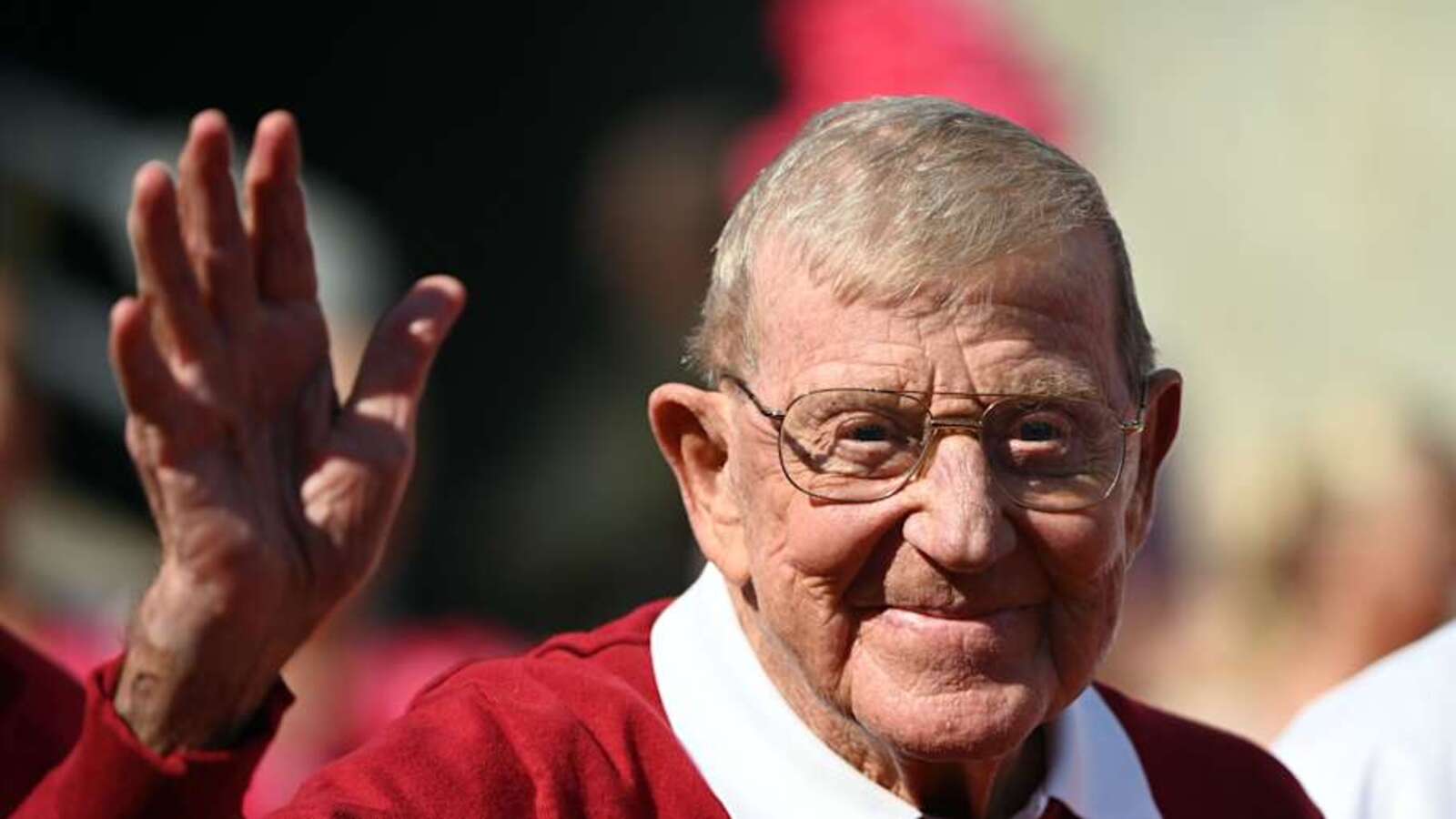 https://www.yardbarker.com/media/d/9/d94848ec571878657cf7592bb5df72d436a7eff4/thumb_16x9/south-carolina-football-pays-tribute-legendary.jpg