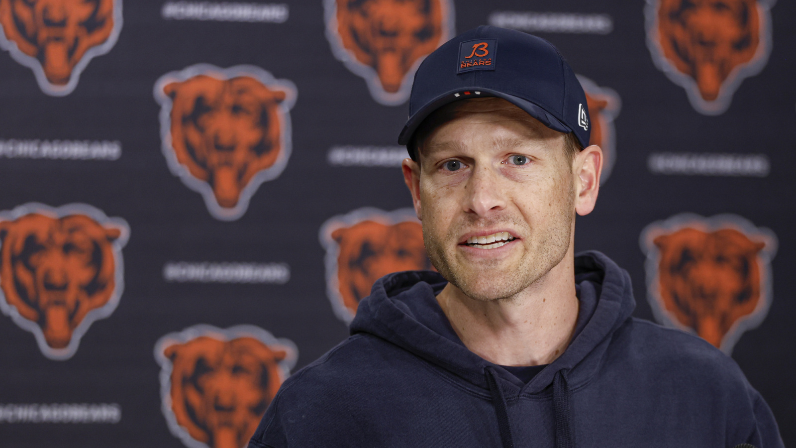 https://www.yardbarker.com/media/d/9/d981d605a8326686cd5bb893f9be44ba4c0aa75d/thumb_16x9/bears-johnson-handled-book-controversy-williams.jpg?v=1