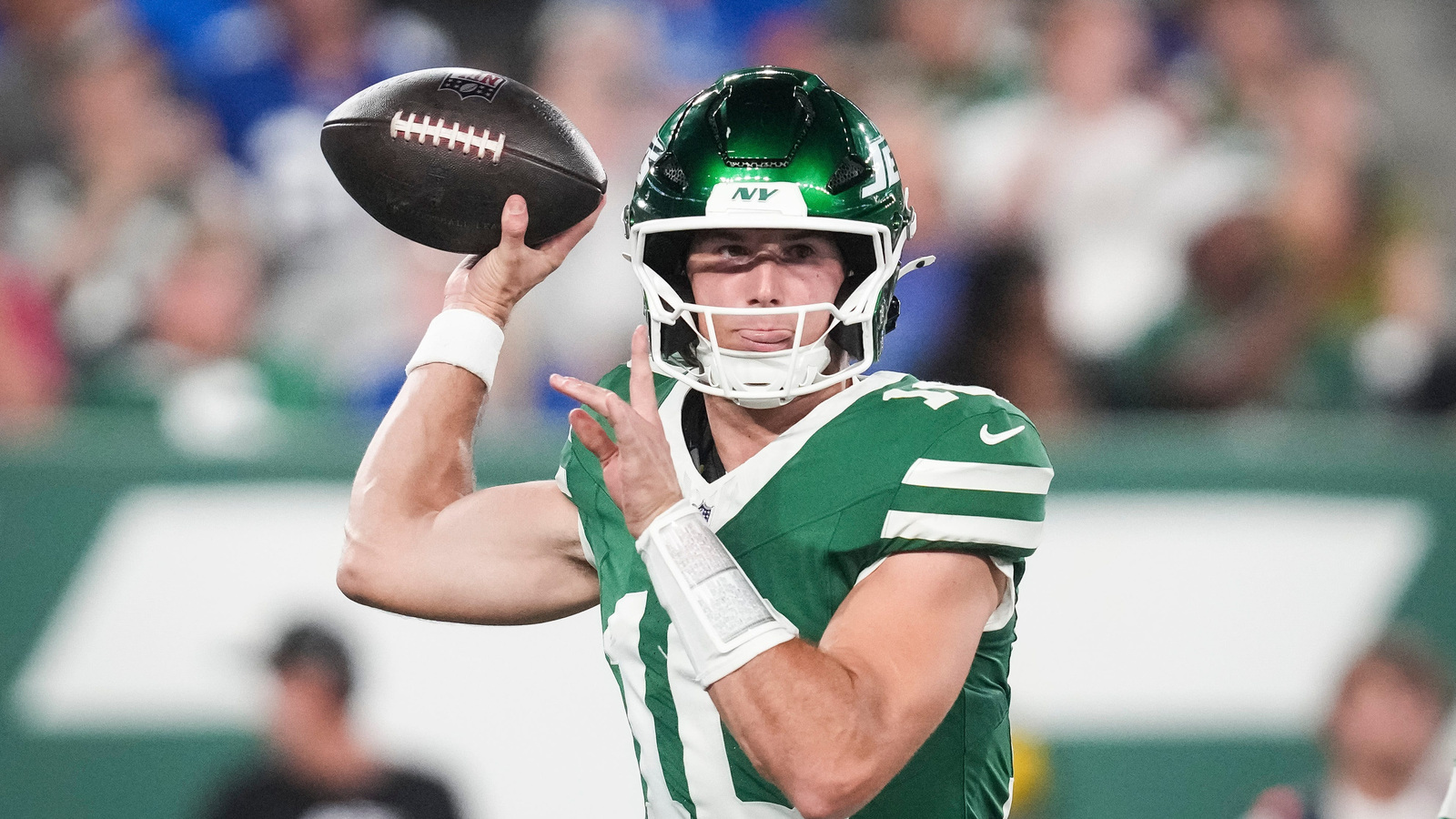 https://www.yardbarker.com/media/d/9/d9db5ba90f28b8e1cb0f5b0d6531db23bc1ce9c6/thumb_16x9/new-york-jets-quarterback-cade-klubnik-10-looks.jpg?v=1
