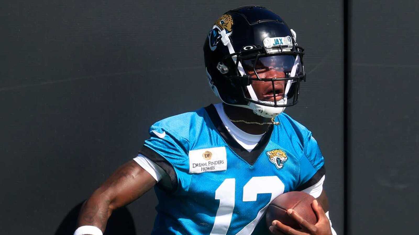 https://www.yardbarker.com/media/d/a/da0d499870081dc95575831726023437033ae9b4/thumb_16x9/jaguars-gms-comments-hint-bold-plan-travis-hunter.jpg?v=1