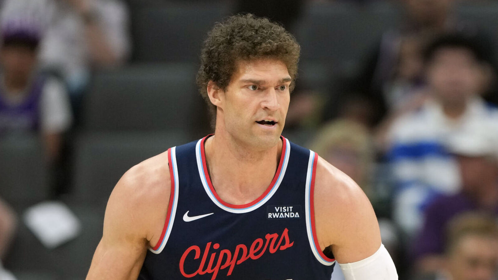 https://www.yardbarker.com/media/d/a/da664681fc220dec3855a29d213d7d2b28a9eeba/thumb_16x9/clippers-obvious-trade-candidate-surprising.jpg?v=1