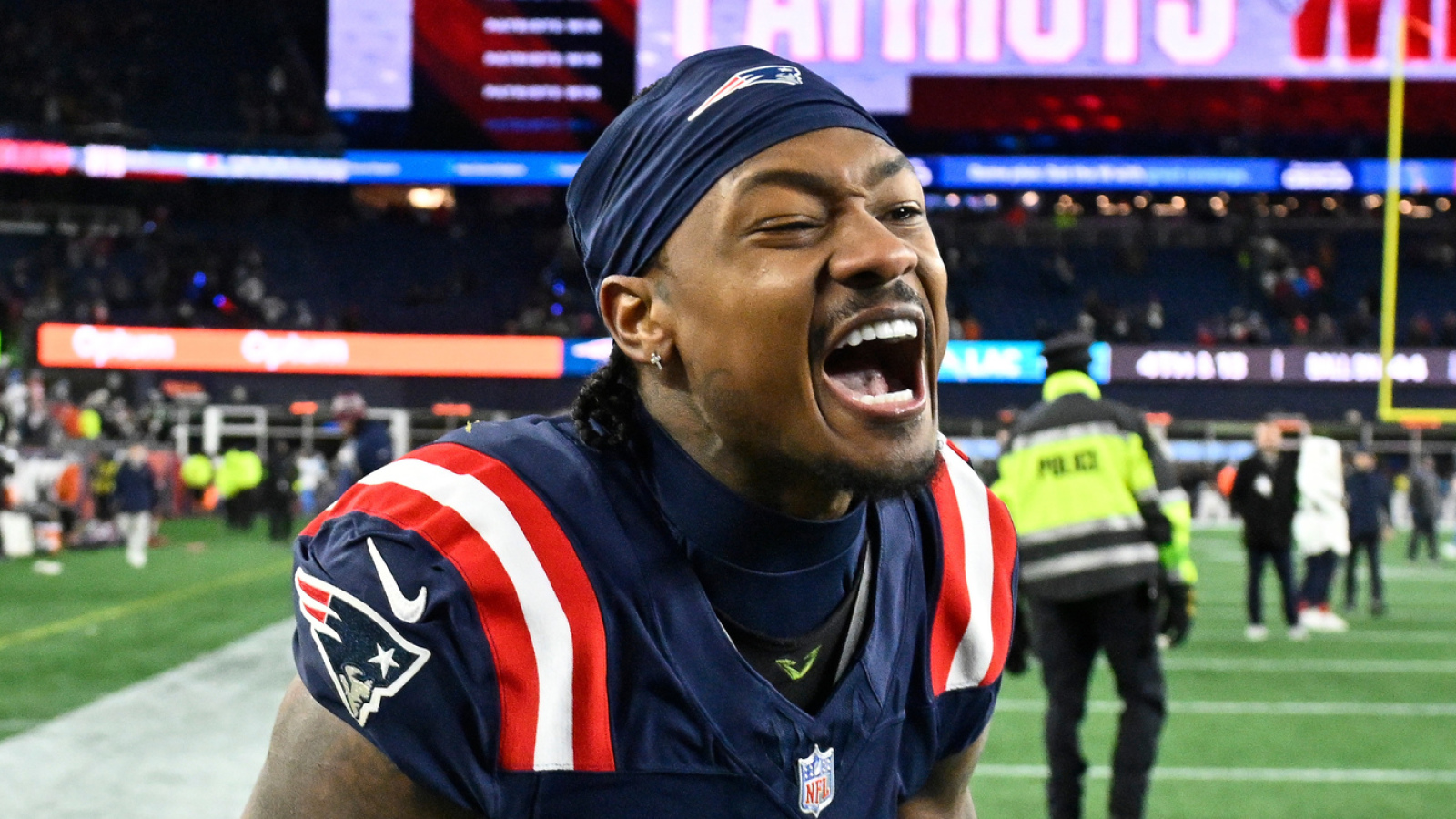 https://www.yardbarker.com/media/d/b/db0da752247c20283be9585fa6894a1d841850fd/thumb_16x9/stefon-diggs-wasnt-happy-patriots-fans-win-over.jpg?v=1