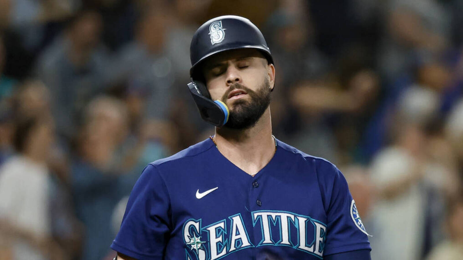 Mariners OF Jesse Winker exits game against Astros after firstbase