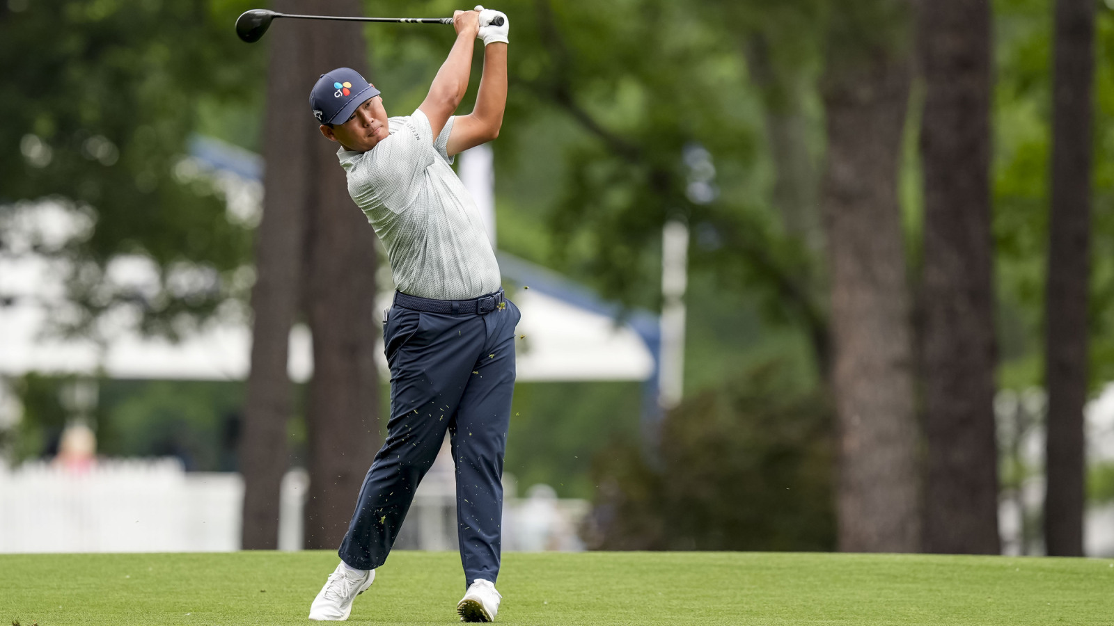 https://www.yardbarker.com/media/d/c/dc793576e816bfbd17b15ad5e904eec413a52e5a/thumb_16x9/si-woo-kim-throws-his-club-celebrate-hole-one.jpg?v=1