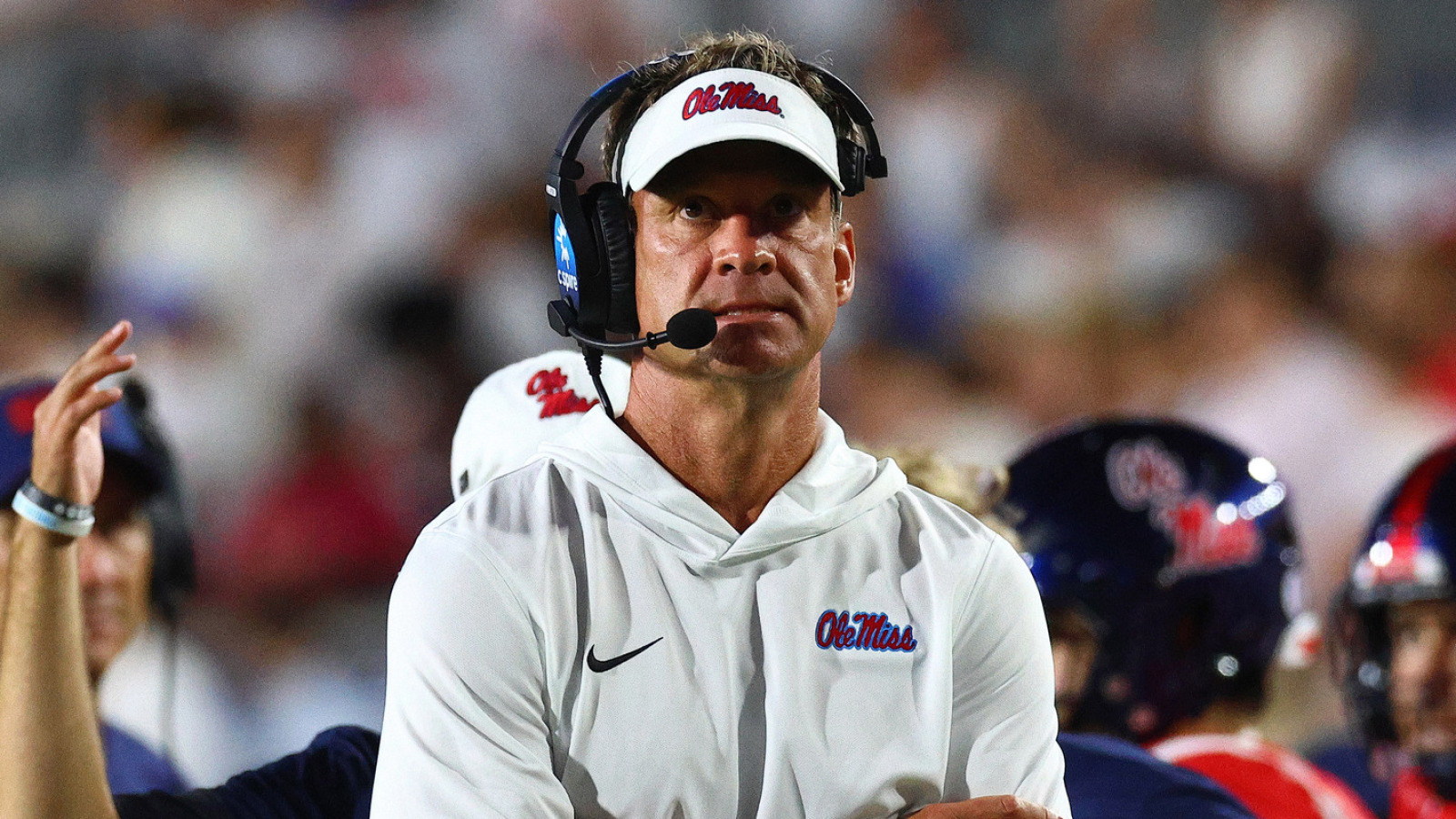 https://www.yardbarker.com/media/d/c/dcc711dc67f0fca76a86b94deb42a0709cf63c15/thumb_16x9/lane-kiffin-stern-warning-ole-miss-rebels-must.jpg?v=1
