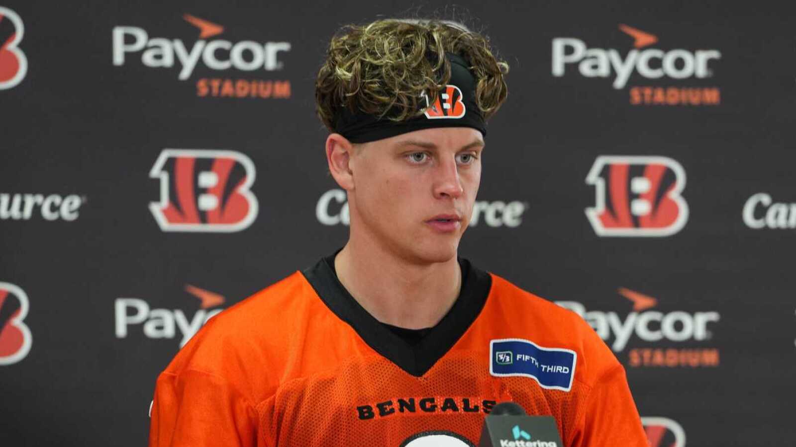 https://www.yardbarker.com/media/d/c/dcd38329f0a326dd0ca379fc79b9df87e047b491/thumb_16x9/joe-burrow-blunt-reaction-star-teammates-holdout.jpg?v=1