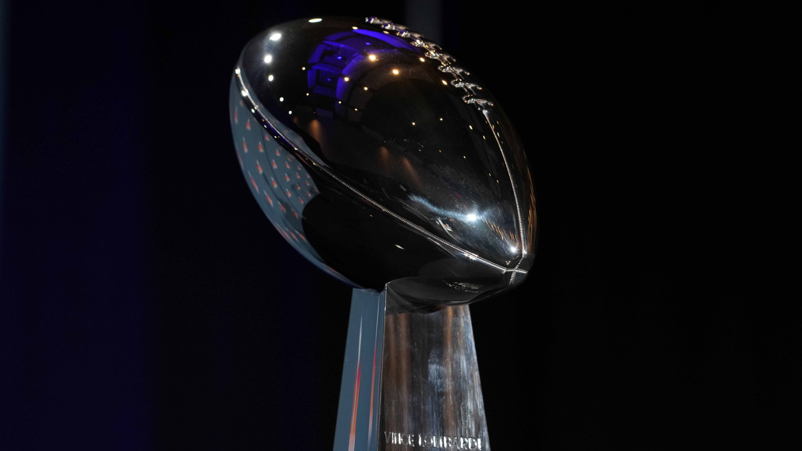 https://www.yardbarker.com/media/d/d/dd1ce3d6f4dc82708827993496a0cb45bfd7e569/thumb_16x9/analyst-says-franchise-under-pressure-win-super.jpg?v=2