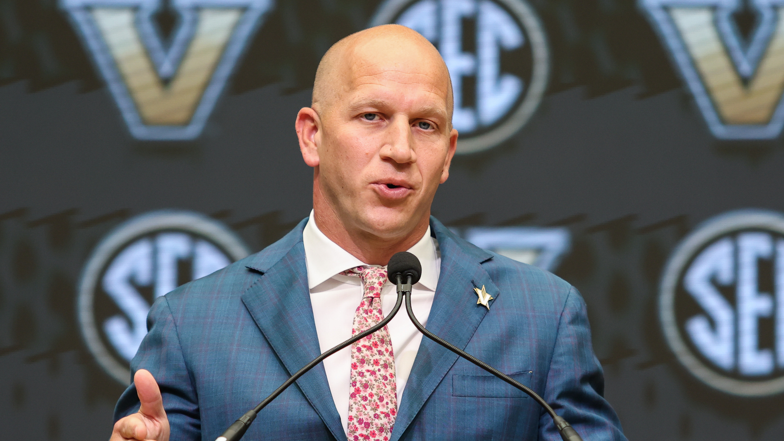 https://www.yardbarker.com/media/d/e/dec7f1c0a1ea43bd51ed3852dd13af70b14658c4/thumb_16x9/jul-14-2025-atlanta-ga-usa-vanderbilt-commodores.jpg?v=1