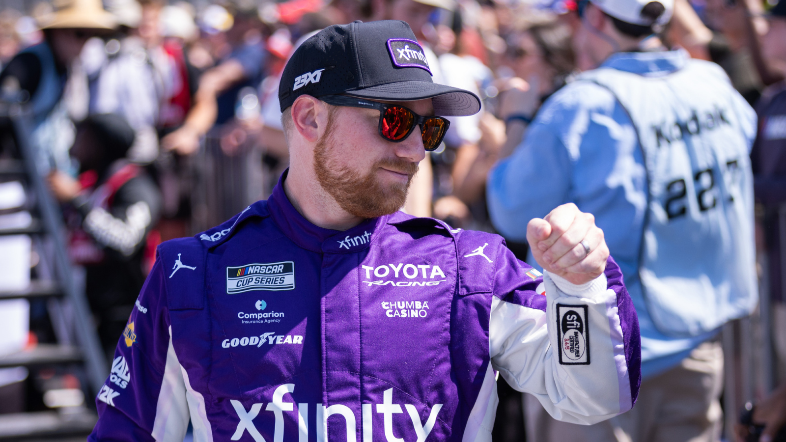 https://www.yardbarker.com/media/d/e/dee4a1bb44a9e84af35862b2af6126c3f5db9084/thumb_16x9/reddick-loses-nascar-points-lead-first-time.jpg?v=1