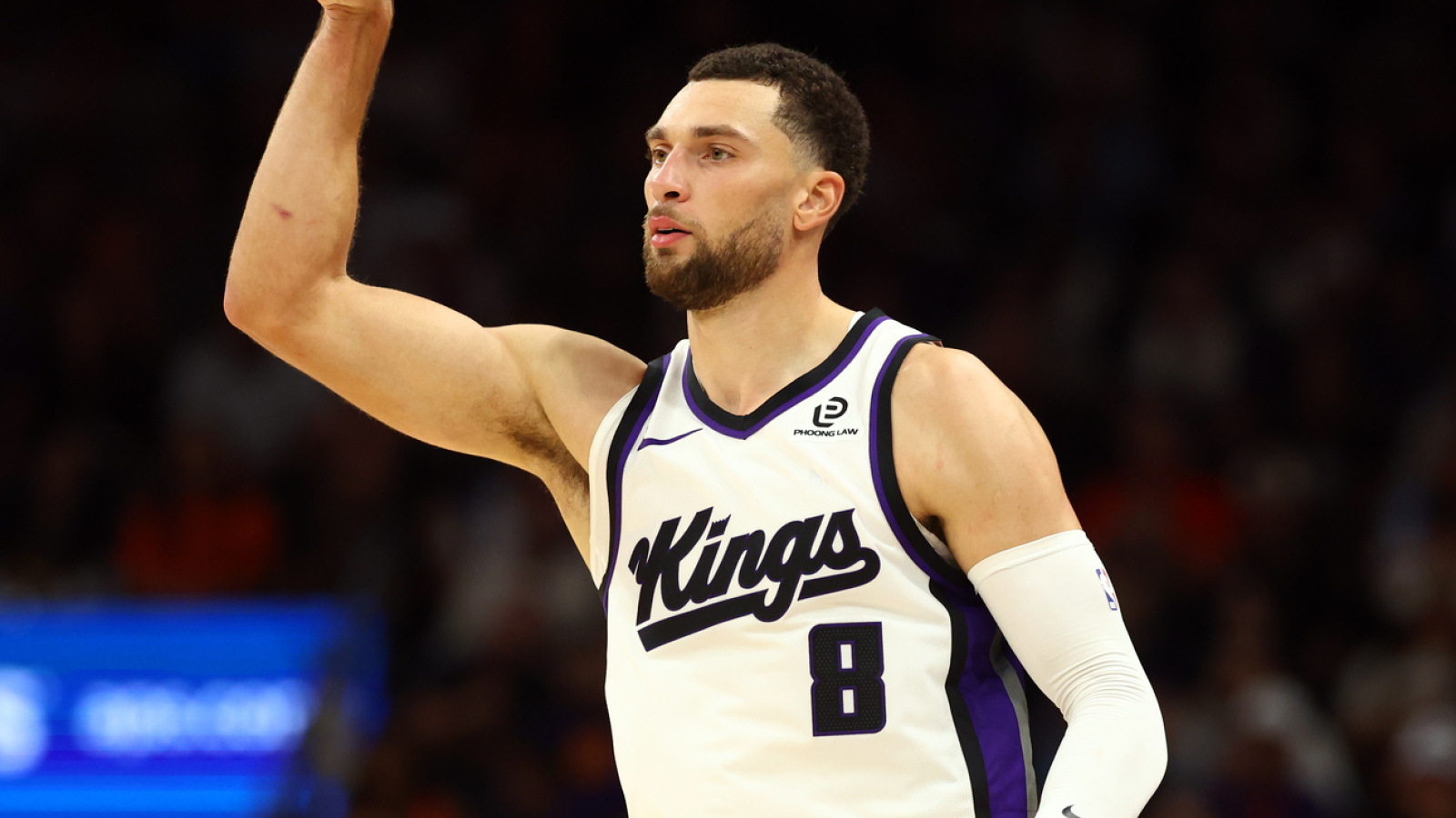 https://www.yardbarker.com/media/d/e/def61d6638b60806870b3f4ee1befe091990eb64/thumb_16x9/kings-zach-lavine-continues-scoring-tear-fifth-30.jpg?v=1