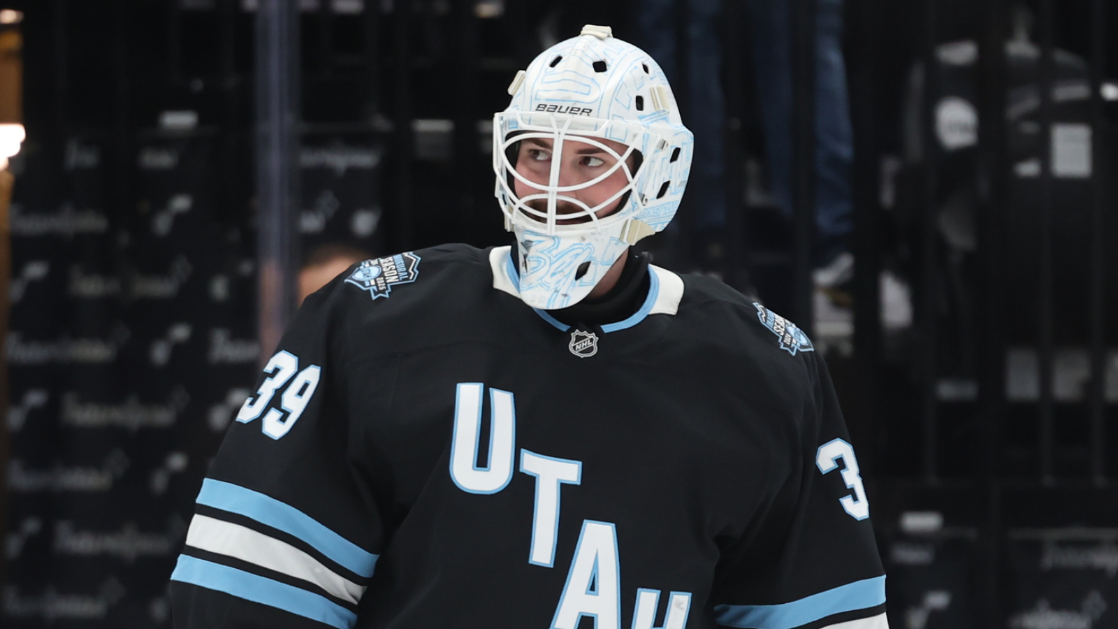https://www.yardbarker.com/media/d/f/df558208c80eb498f5a881a00362d93847c80d9c/thumb_16x9/oilers-acquire-veteran-goaltender-mammoth.jpg?v=1