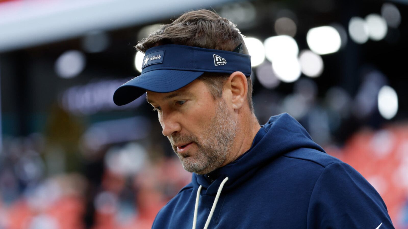 https://www.yardbarker.com/media/d/f/dffc33d636343372aa341601dba160ef06573d45/thumb_16x9/dallas-cowboys-head-coach-brian-schottenheimer.jpg?v=1