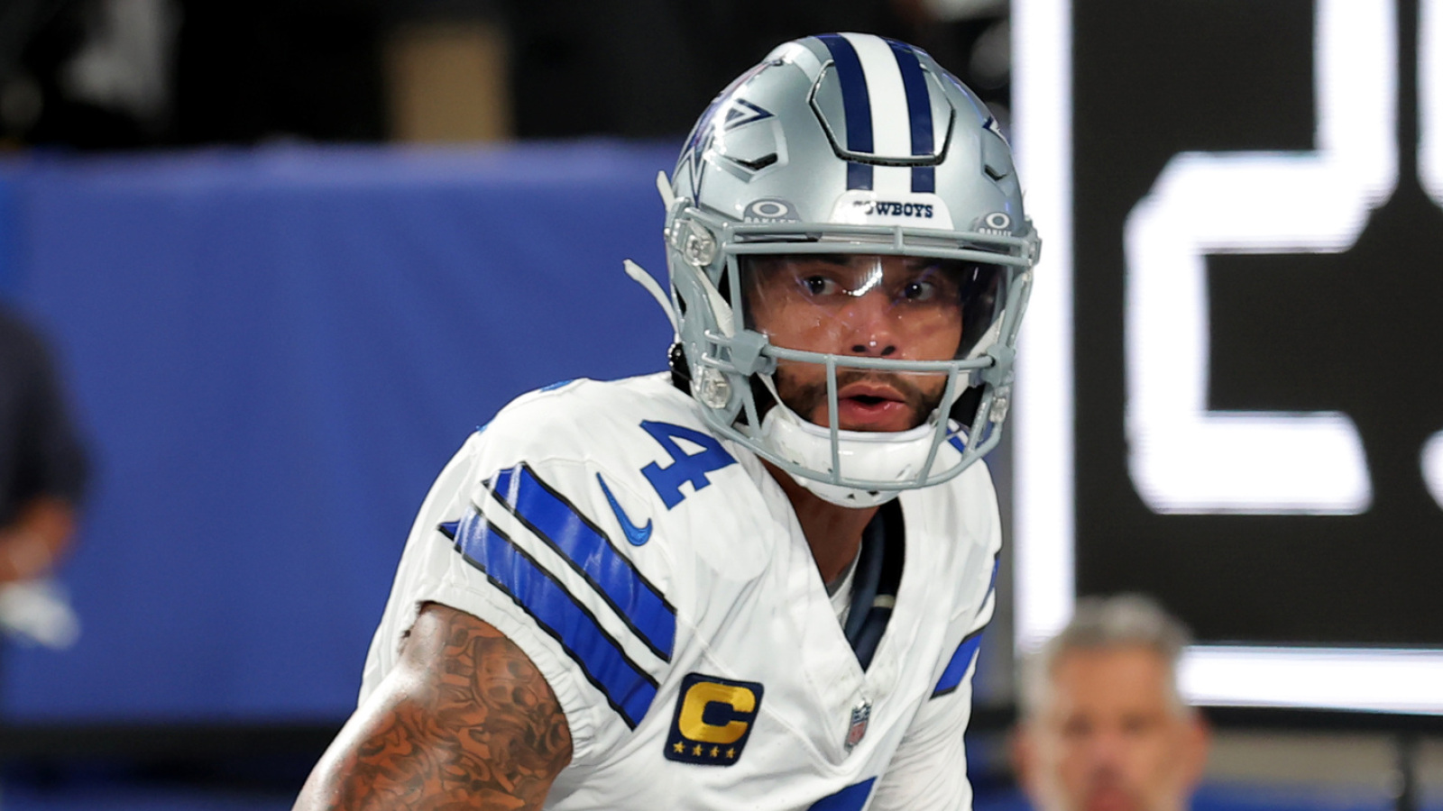 https://www.yardbarker.com/media/e/0/e091c42091b4f5807d2cf3d3a0cda5702fa08923/thumb_16x9/dak-prescott-sends-blunt-message-cowboys-fans.jpg?v=1