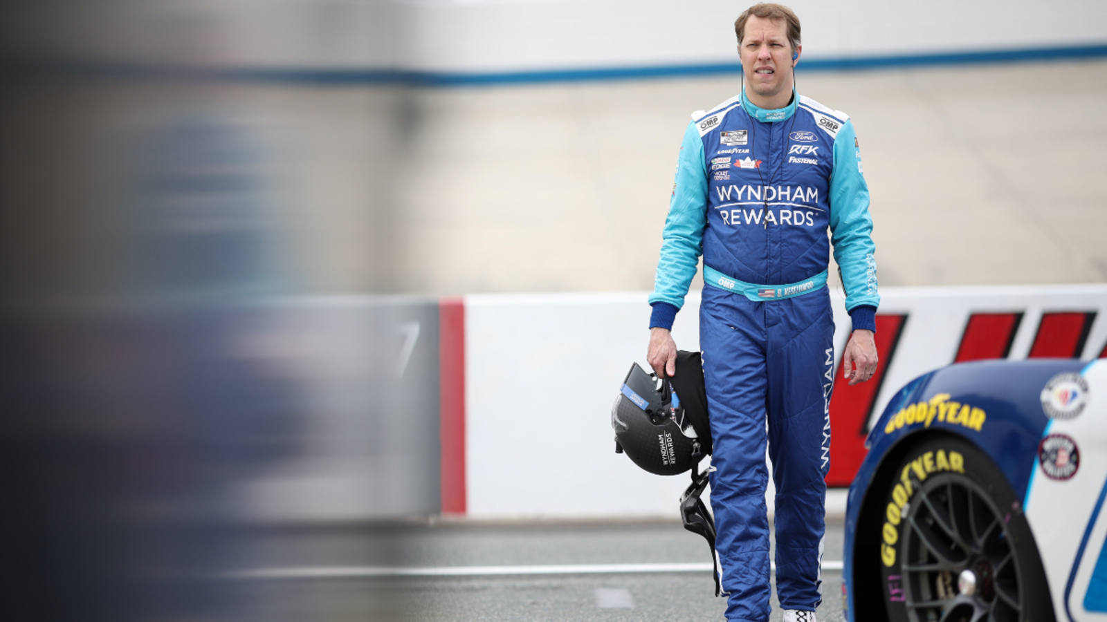 Brad Keselowski narrowly avoids major trouble after driving over uncontrolled tire - Vimarsana News