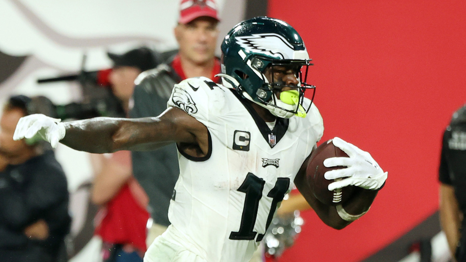 https://www.yardbarker.com/media/e/1/e12bd484b2c9fe83b3394098520ef0f01920a041/thumb_16x9/eagles-receiver-aj-brown-should-cryptic-tweet.jpg?v=1