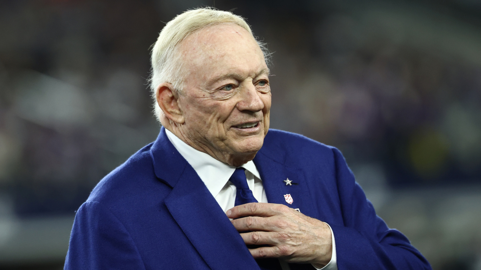 https://www.yardbarker.com/media/e/1/e149eb04591642bef6774797cbf6c23ba59ba7de/thumb_16x9/jerry-jones-comment-spark-jordyn-tyson-cowboys.jpg?v=1