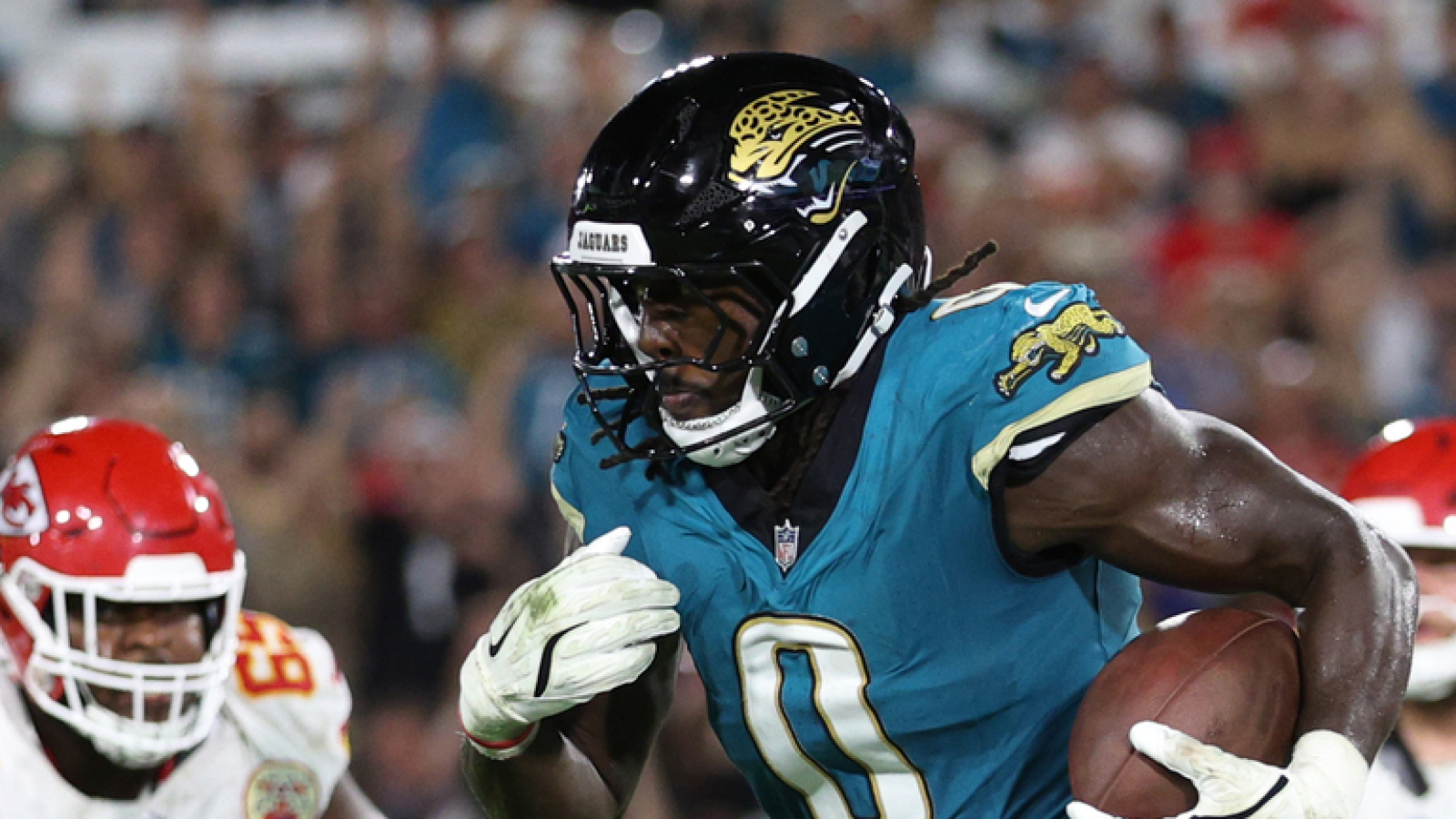 https://www.yardbarker.com/media/e/1/e15f9837b5c045d9ce054778f5d3666f50809a9f/thumb_16x9/jaguars-lb-devin-lloyd-makes-history-mnf-pick-six.jpg?v=1