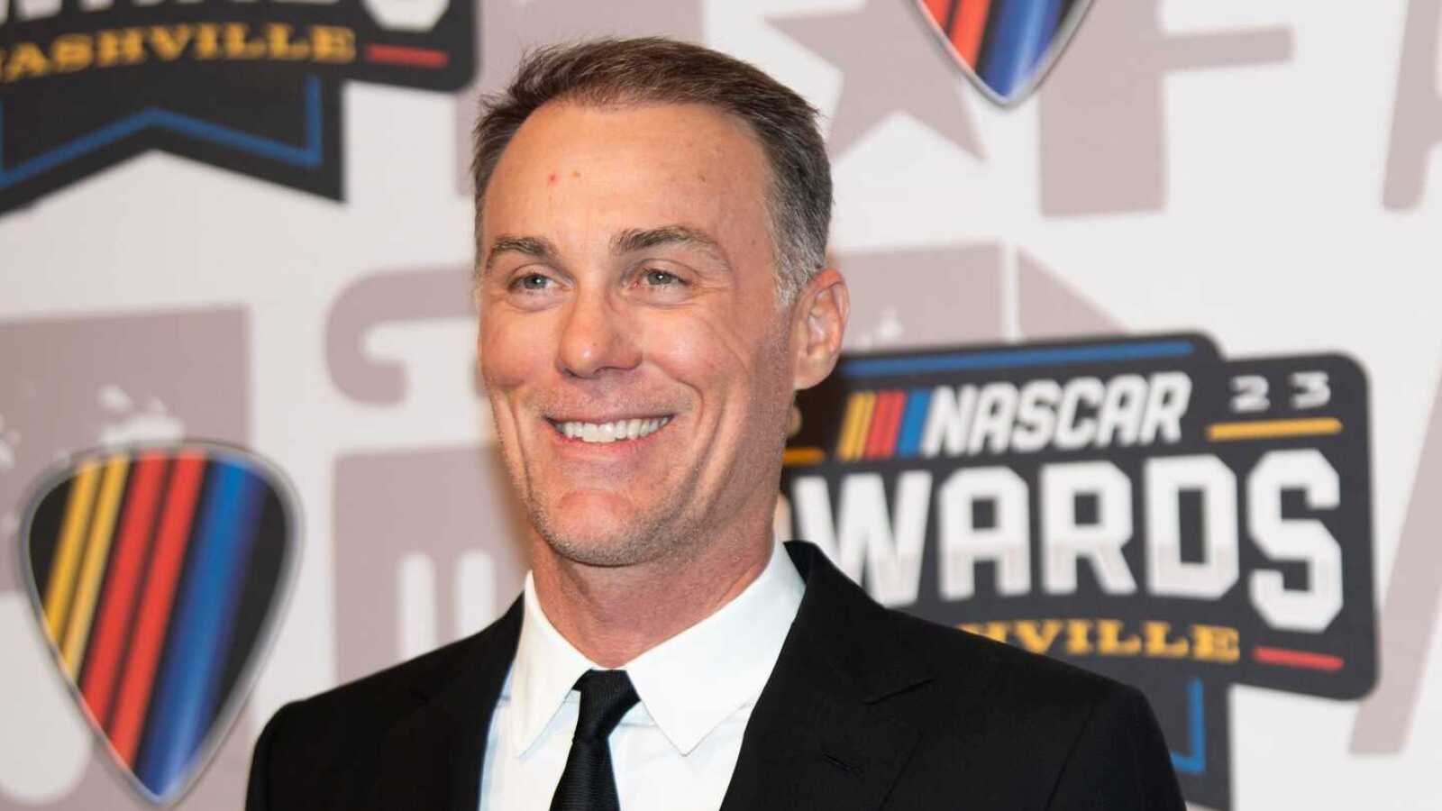 https://www.yardbarker.com/media/e/1/e1dfee3ed89ad91a1991691edb02f6f8f2aecc81/thumb_16x9/kevin-harvick-two-others-chosen-2027-nascar-hof.jpg?v=1