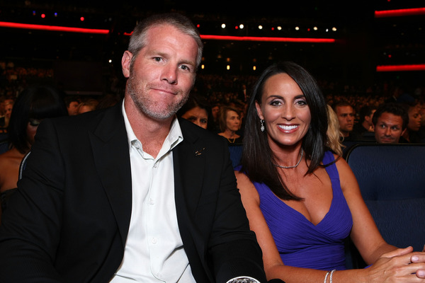 Brett Favre selects wife Deanna as his Hall of Fame pr image