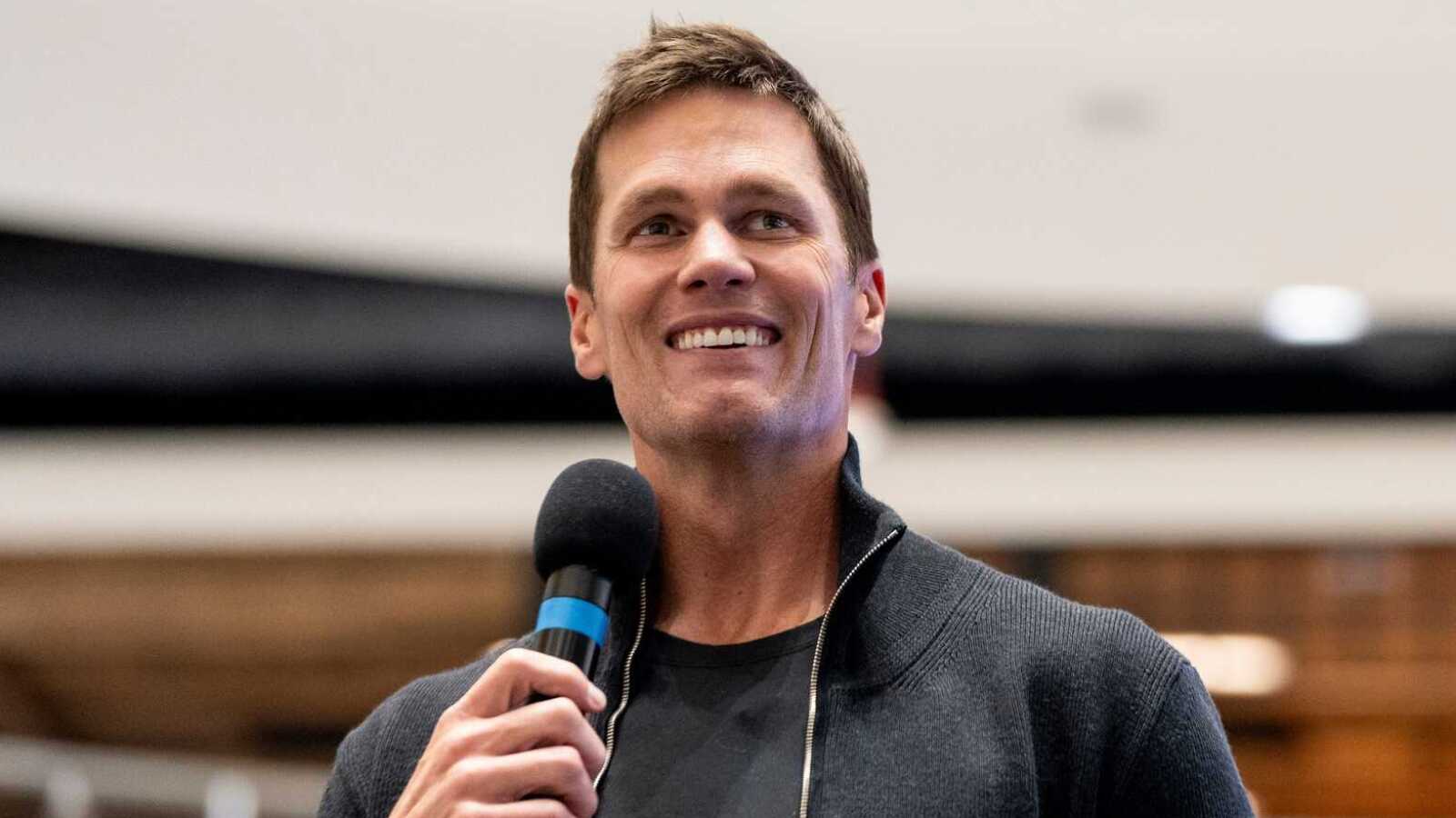 https://www.yardbarker.com/media/e/3/e327ec4e89f6e7658f10ce160011f46ea47dc5fb/thumb_16x9/tom-brady-throws-haymaker-jets-during-patriots.jpg?v=1