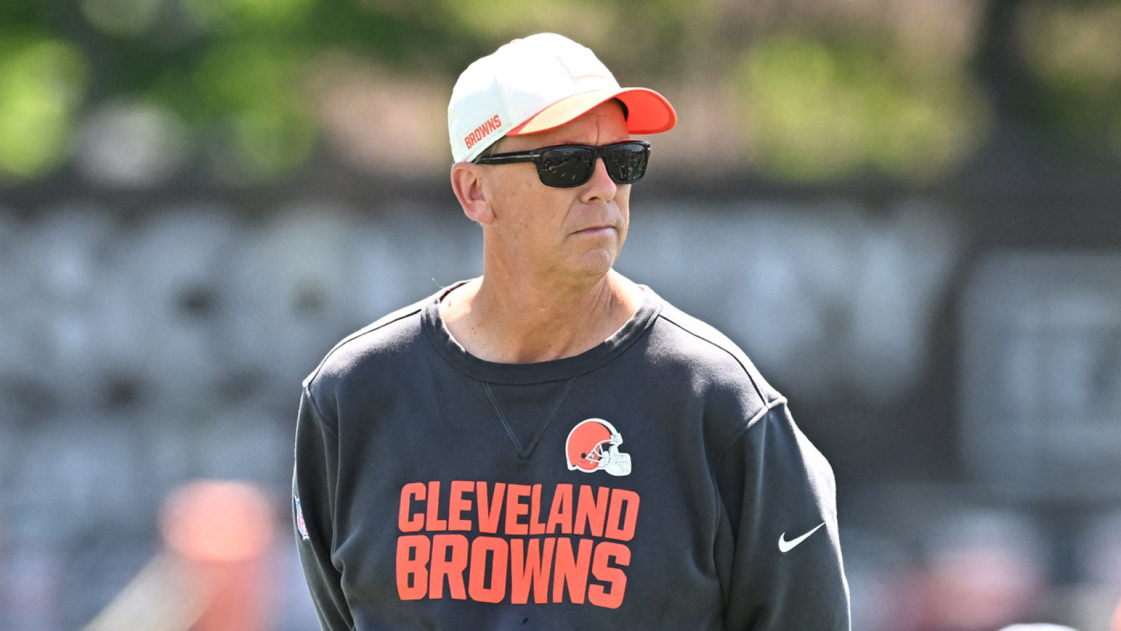 https://www.yardbarker.com/media/e/4/e43a25e6741adcf539fc16d71df10d8af964c5c0/thumb_16x9/todd-monken-addresses-deshaun-watson-shedeur.jpg?v=1