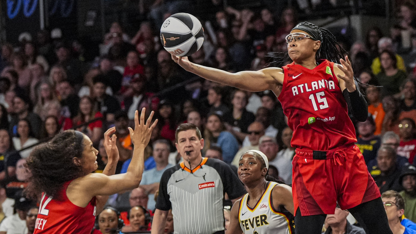 https://www.yardbarker.com/media/e/4/e4a039f6e226992e4364c94034a68c73753ca5c0/thumb_16x9/league-should-notice-dream-rout-fever.jpg?v=1