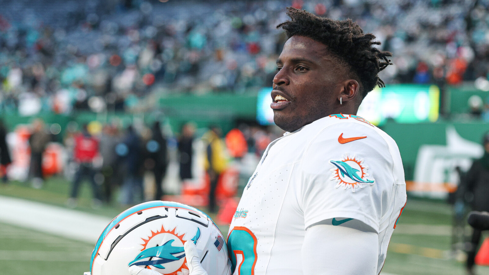 https://www.yardbarker.com/media/e/4/e4cbda01c78a52a79b893d9c6a56f73e19b2eb5e/thumb_16x9/tyreek-hill-tense-exchange-reporter-amid-slump.jpg?v=1